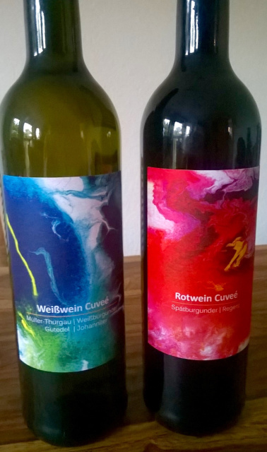 wine labels, Weinetiketten mit fluid paintings von Astrid Stöppel, Astrid Stoeppel, astridstoeppel.com, Kunst für Weinetiketten, moderne Kunst und Wein, Weinetiketten mit abstrakter Kunst