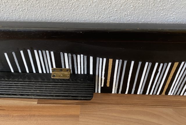 this is an old piano cover from a Manegold piano painted in commission for a client. Unique and vibrant artwork in black, white and golden by german woman artist Astrid Stoeppel